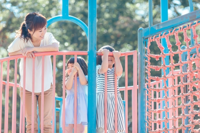 遊具で遊ぶ親子